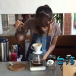 【Ace Café】路上の小さなカウンターでコーヒーを淹れる姿がかわいい