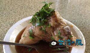 【新興路無名虱目魚湯】三官大帝廟脇の無名店で食べた粽と魚皮湯