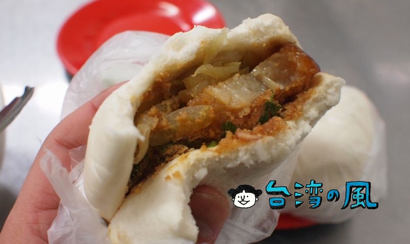 【小胖刈包】フワフワのバンズに豚角煮、忠孝夜市の台湾風ハンバーガー