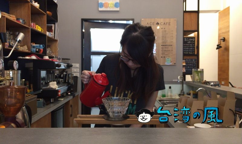 【Ace Café】路上の小さなカウンターでコーヒーを淹れる姿がかわいい