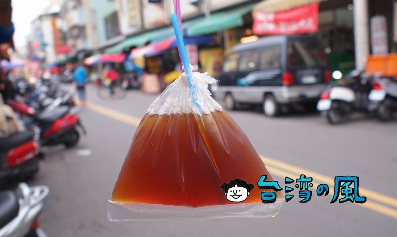 【太空紅茶冰】台中第五市場でビニール袋入りのレトロな紅茶を飲んでみた