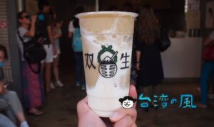 【双生綠豆沙牛奶】空前絶後の大行列！ 台南で今最もアツいドリンクスタンド