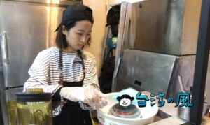 【Wave Tea】ビックリ! ブルーの綿飴がのっかったミルクティー