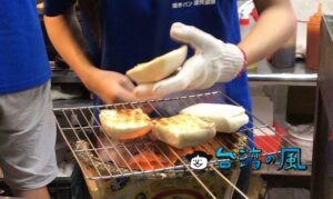 【碳饅堡 豆漿宵夜早點】焼きパンって何だ？ 深夜に人だかりの饅頭サンドイッチ