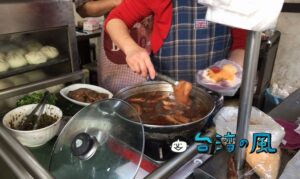 【臻味登前無名飯糰】笑えるほど豪快! 爌肉が丸ごと入った台湾式おにぎり