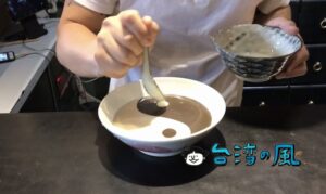 【九記食糖水】予想外の手法で描かれた太極マーク！ 目でも楽しめる香港スイーツ