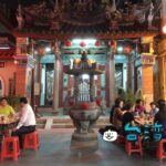 【松仔腳燒烤海產】細い路地を抜けるとそこは廟の前に広がる海鮮熱炒