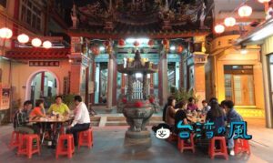 【松仔腳燒烤海產】細い路地を抜けるとそこは廟の前に広がる海鮮熱炒