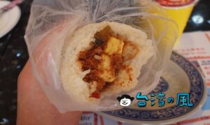 【飯糰霸】出勤前、通学前の人達が買っていく台北駅前のおにぎり屋さん