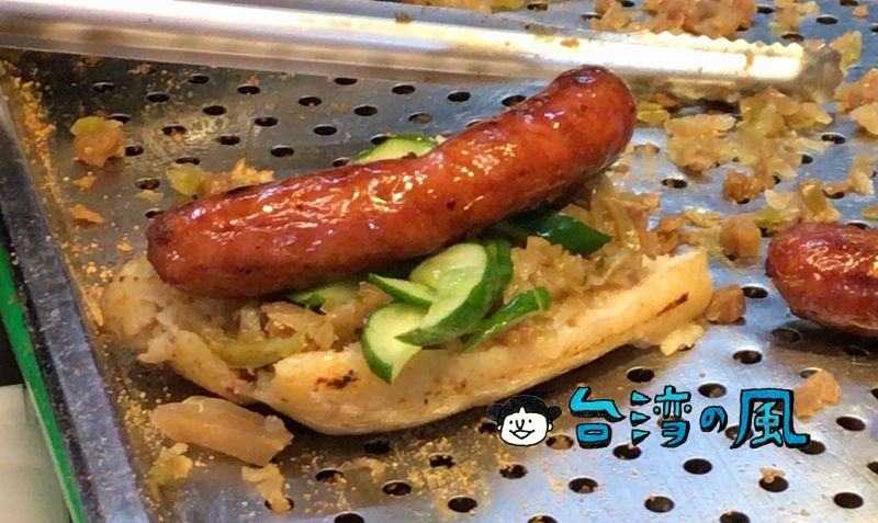 【官芝霖大腸包小腸】逢甲夜市の行列必至の台湾式ライスホットドッグ
