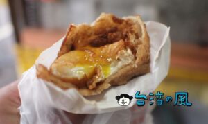 【炸彈蔥油餅 黃車】青い車と黄色い車、2店並んで営業する花蓮の超人気蔥油餅