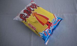 甘辛い味がクセになる台湾のイカ風味スナック「真魷味(紅燒口味)」