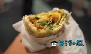 【明倫蛋餅】甘辛い甜辣醬が決め手！ 逢甲夜市で超人気の蛋餅の老舗屋台