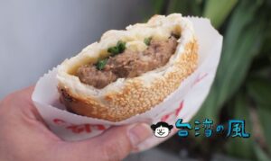 【黑老闆胡椒餅】いざ士林夜市へ！ まずは入り口付近にある胡椒餅を食べる