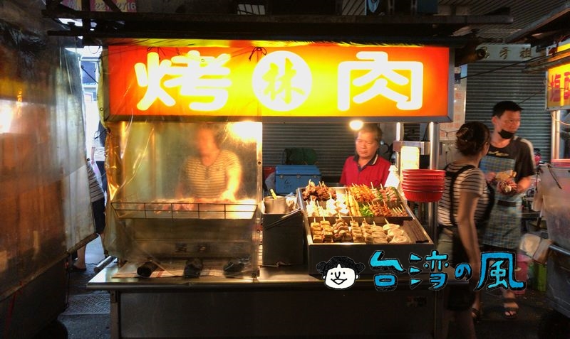 【林家烤肉】食材を自分で選ぶのが楽しい中華路夜市で人気の串焼き屋台