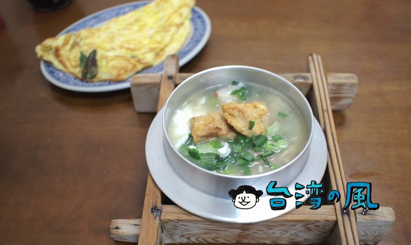 【古早味鍋燒意麵】天麩羅、ハム、卵など具だくさんの鍋焼意麺