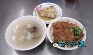 【老牌周燒肉飯】高雄の三民市場で食べた焼肉飯とサバヒーの頭の煮つけ