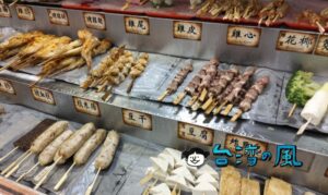 【焦糖楓串燒漢方無烟撒粉(通化直營店)】臨江街觀光夜市(通化夜市)の人気串焼き屋台