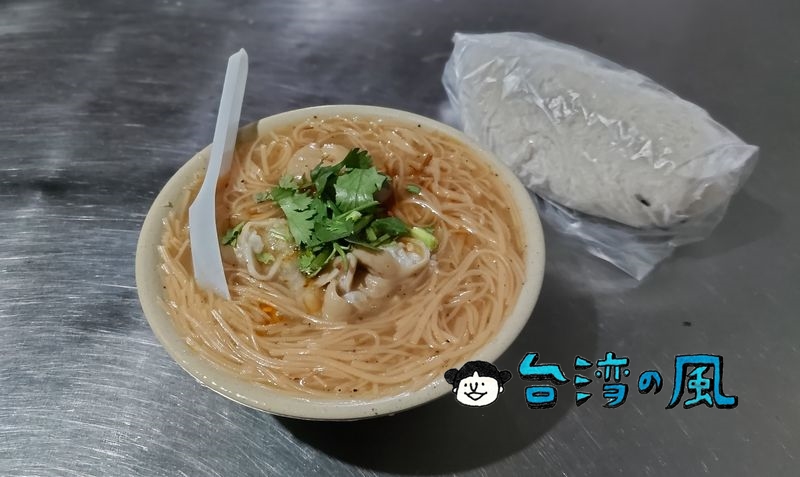【阿泉麵線】台北駅前で食べた大腸麺線と飯糰（台湾風おにぎり）