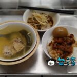 【純發魯肉飯】ポップな見た目の店舗、でも看板メニューは昔ながらの魯肉飯とスープ